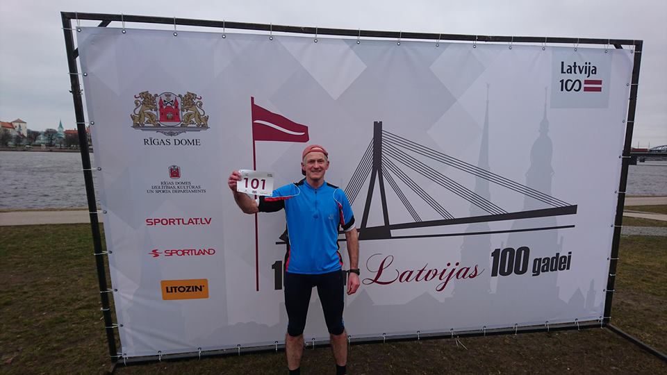 Latvijas karogam plīvojot, tika atklāts skriešanas seriāls “100 km Latvijas simtgadei”