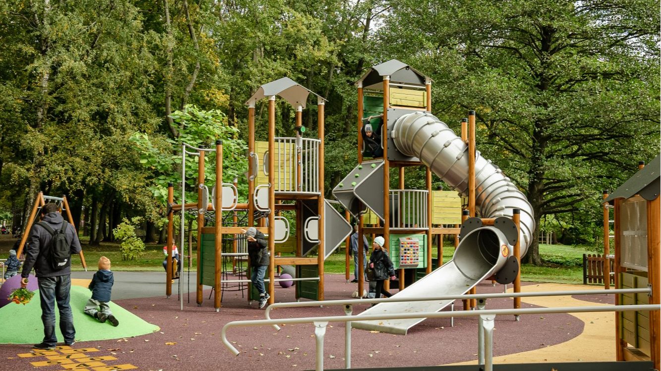 Nordeķu parkā atklāts jauns bērnu rotaļu laukums