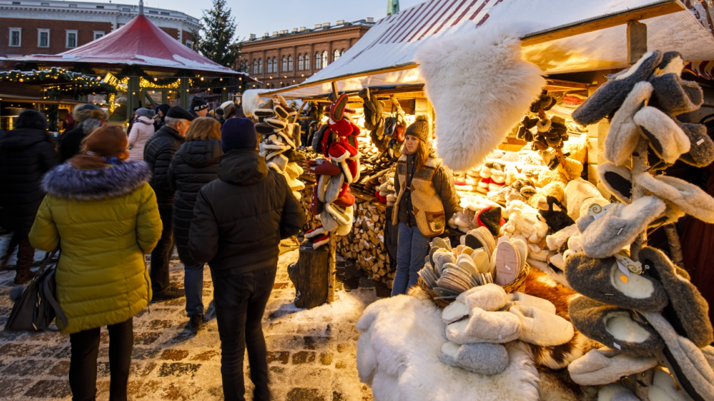 Rīdzinieki un pilsētas viesi aicināti baudīt Ziemassvētku sajūtas pilsētas tirdziņos
