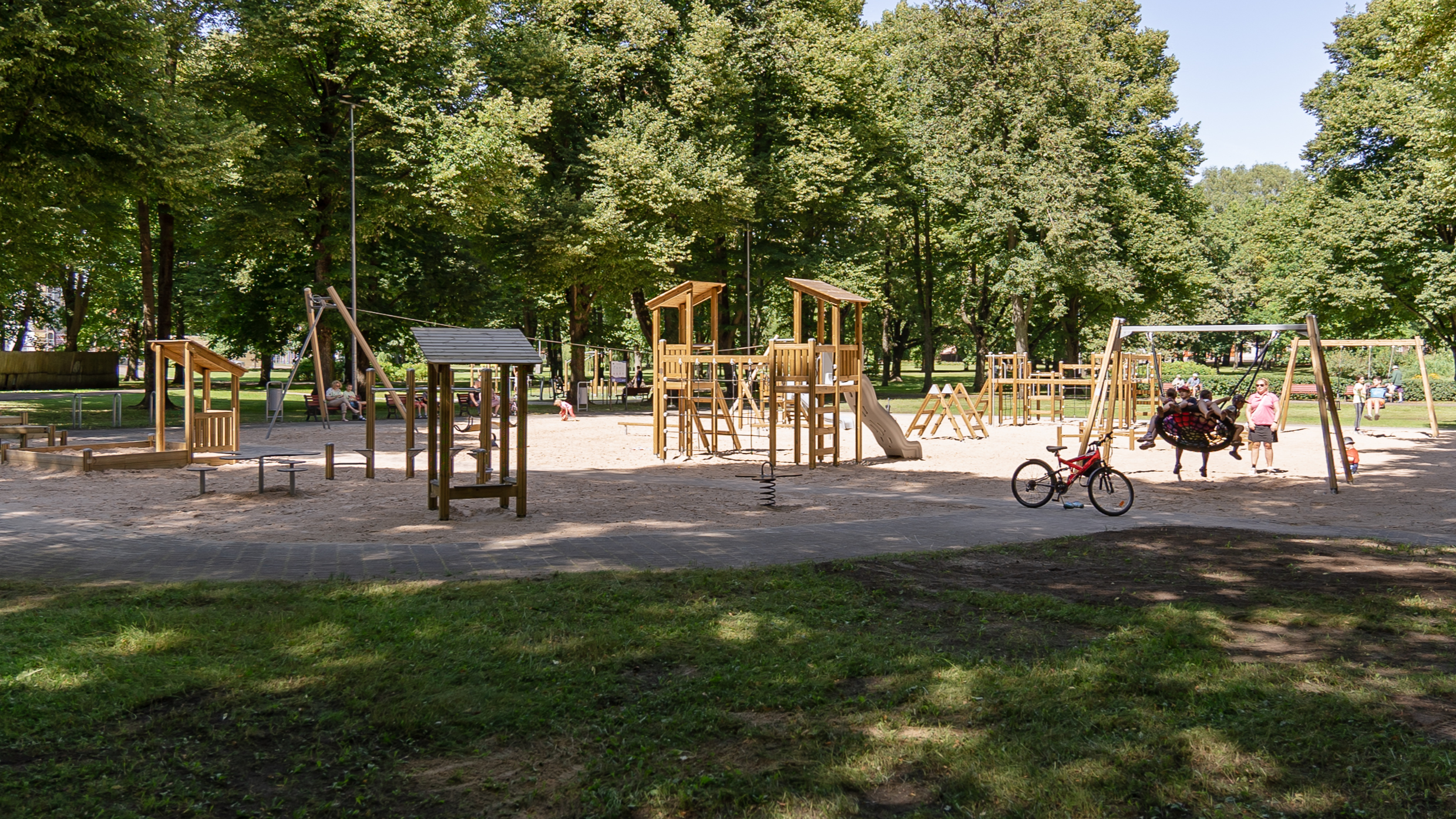 Latgales parkā atklāts jauns bērnu rotaļu un vingrošanas laukums
