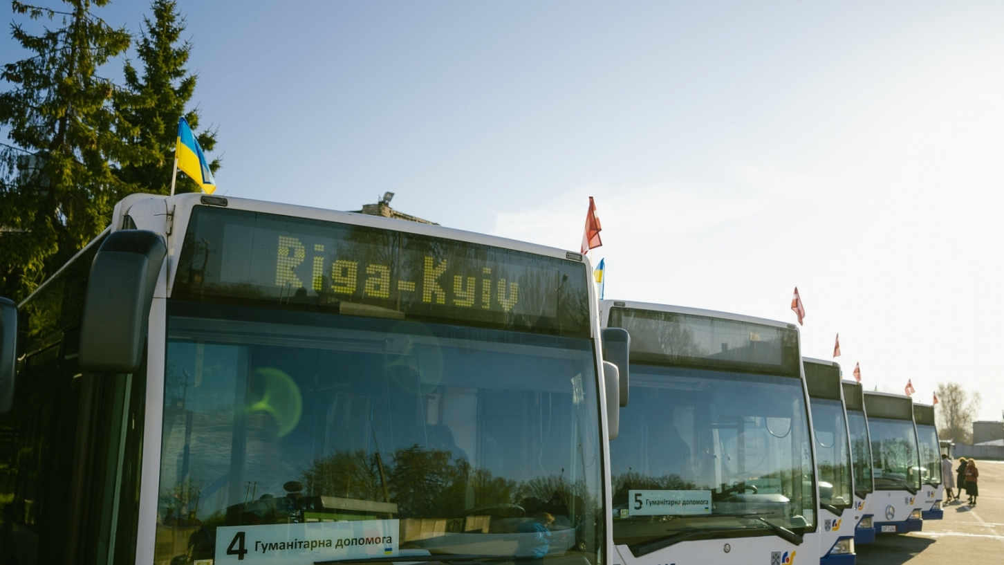 Ceļā uz Kijivu dodas 11 “Rīgas satiksmes” dāvinātie autobusi