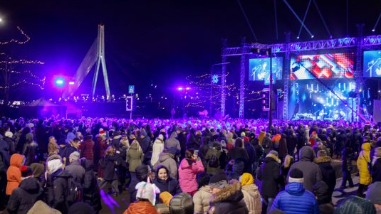 Jaunais gads Rīgā sagaidīts ar svinībām 11. novembra krastmalā  