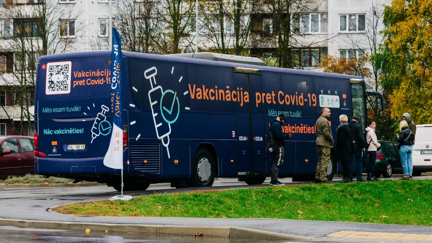 Rīgas apkaimēs šonedēļ iespējams vakcinēties īpašos “vakcīnbusos”