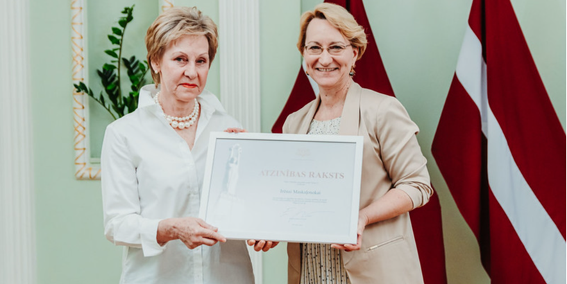 Rīgas Tehniskās jaunrades nama "Annas 2" direktore saņem Ministru kabineta atzinības rakstu