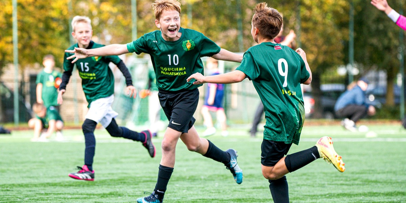 Ar Iļģuciema pamatskolas uzvaru 4.-5. klašu grupā, sākušies Rīgas Skolu futbola fināli