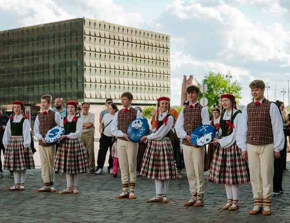 Rātslaukumā svinīgi nodotas dziesmu un deju svētku dalībnieku apgleznotās pērles