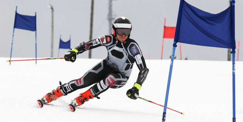 Rīgas sportistu Elvja un Laura Opmaņu starti Baltijas kausa sacensībās kalnu slēpošanā