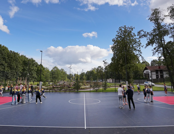 Uzvaras parkā atklāti multifunkcionāli basketbola laukumi – viens izveidots ar basketbolista Dāvja Bertāna atbalstu 