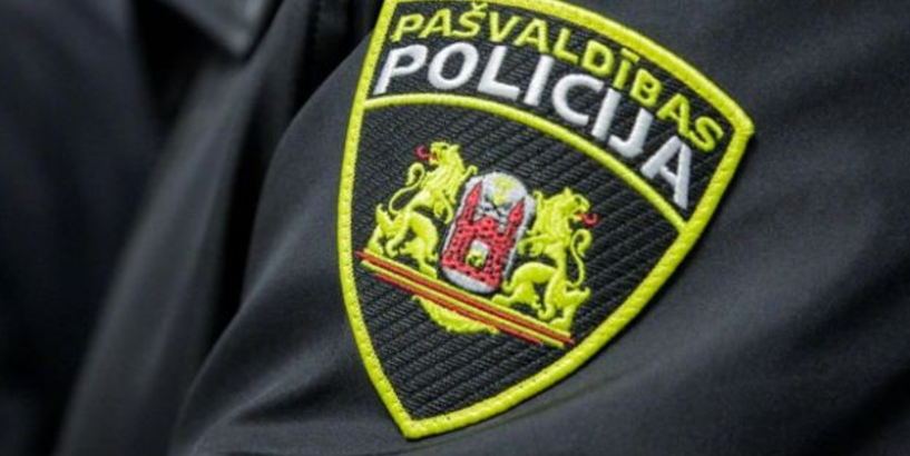 Rīgas pašvaldības policija regulē iedzīvotāju plūsmas intensitāti izgaismotajā Biķernieku meža takā un Anniņmuižas parkā