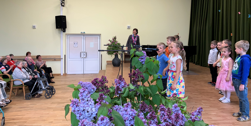 Bērni no Rīgas 112. pirmsskolas izglītības iestādes svin Mātes dienu
