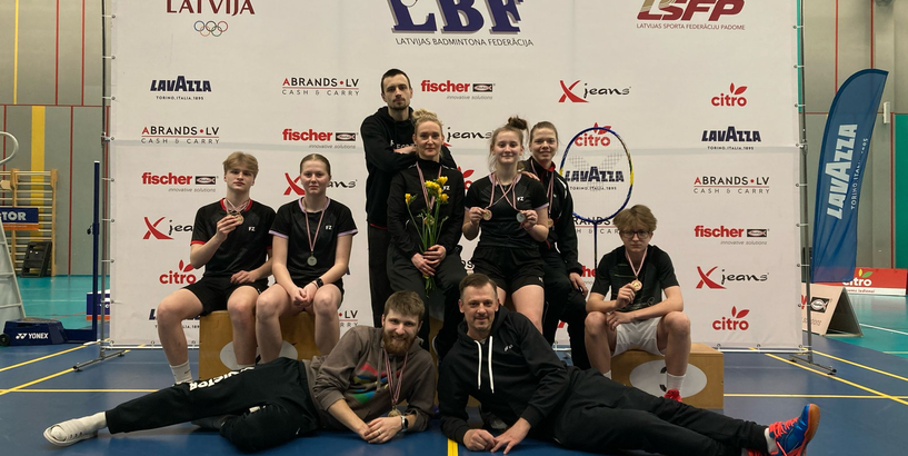 Rīgas Skolēnu pils badmintonistu foto pēc sacensībām