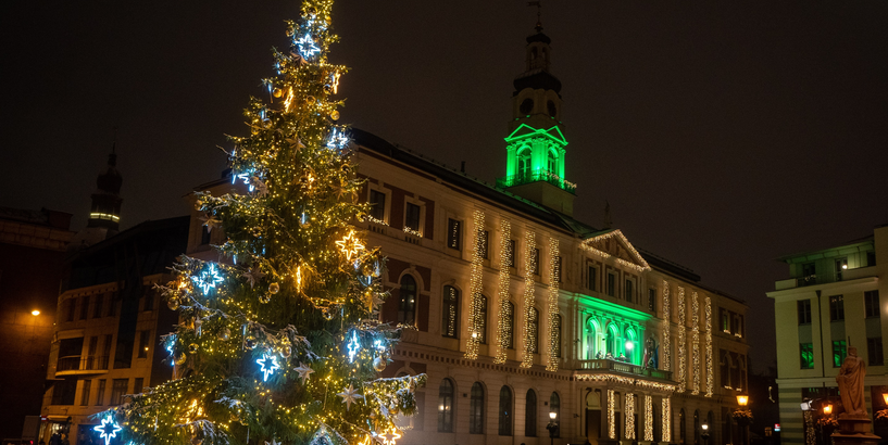 Rīgā iedegtas Ziemassvētku egles; sācies svētku gaidīšanas laiks