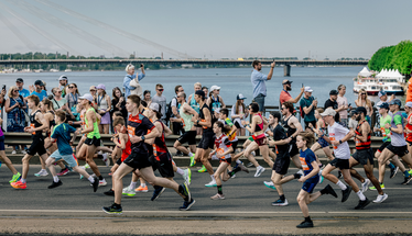 Rimi Rīgas maratona skrējēji 11. novembra krastmalā