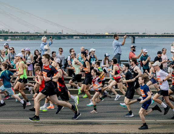 Rimi Rīgas maratona skrējēji 11. novembra krastmalā