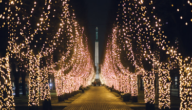 Decembrī Rīga iemirdzas Ziemassvētku noskaņās