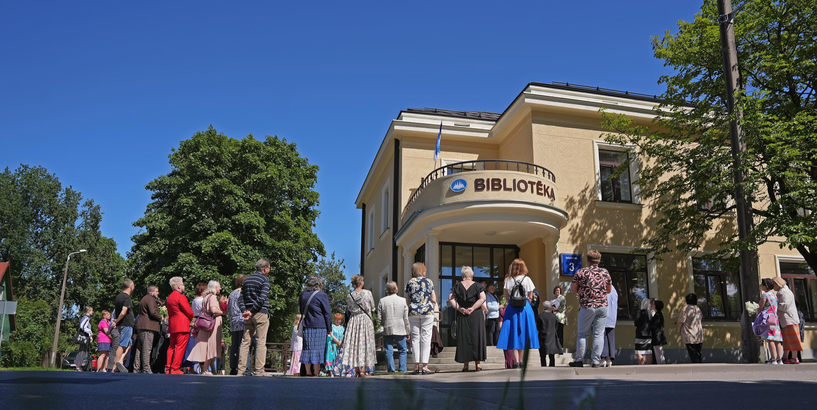 Atklāšana pie Rīgas Centrālās bibliotēkas Bolderājas filiālbibliotēkas vēsturiskās divstāvu ēkas ieejas 