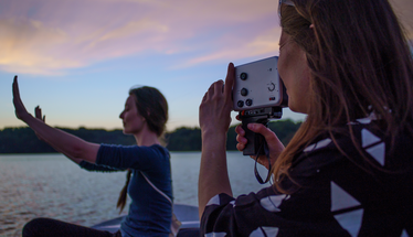 Sievietes laivā Kāla ezerā filmē