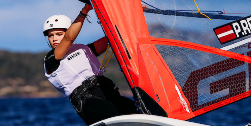 Latvijas IQFoil jauniešu komanda kuplā sastāvā noslēgusi dalību Eiropas čempionātā Itālijā