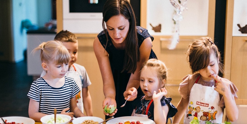 Septiņi padomi, kā virtuves darbus padarīt bērniem aizraujošākus un drošākus