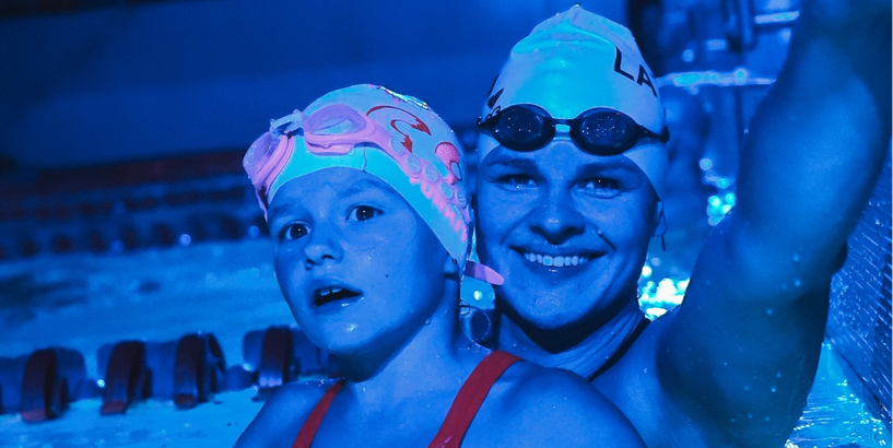 VII Nakts peldējumā Rīgā pulcējas peldēšanas draugi