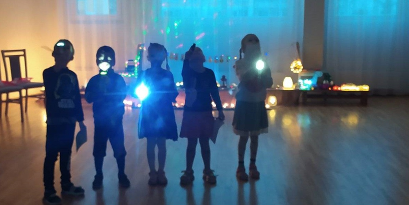 Bērni izzina gaismas avotus - tumšā telpā spīdina ar lukturīšiem