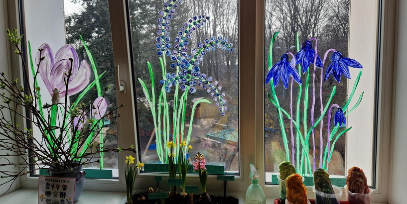 Gaidot pavasari, bērnudārza logs izkrāsots ar ziedu motīviem