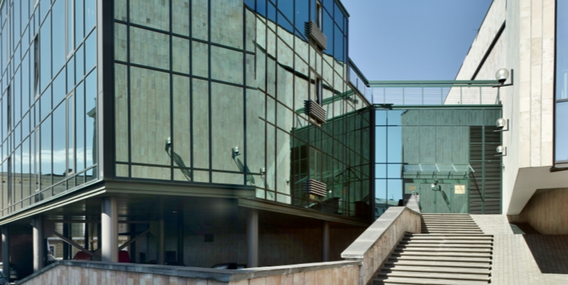 Stikla korpuss un kāpnes, kas ved uz Izglītības, kultūras un sporta departamenta ēkas ieeju