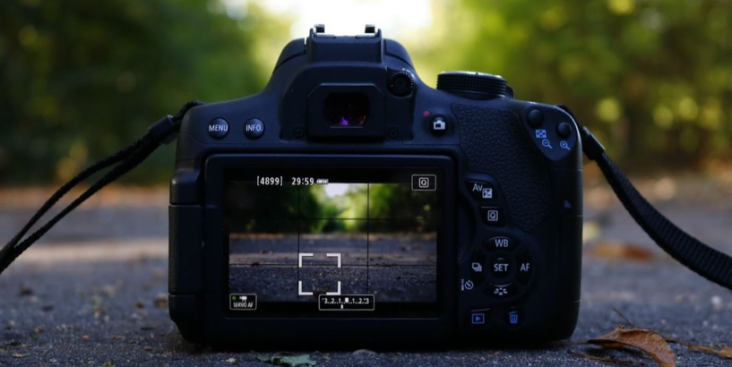 Uz asfalta novietotais fotoaparāts - kā aicinājums piedalīties fotografēšanas konkursā