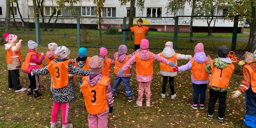 Sporta skolotāja vada vingrošanas nodarbību