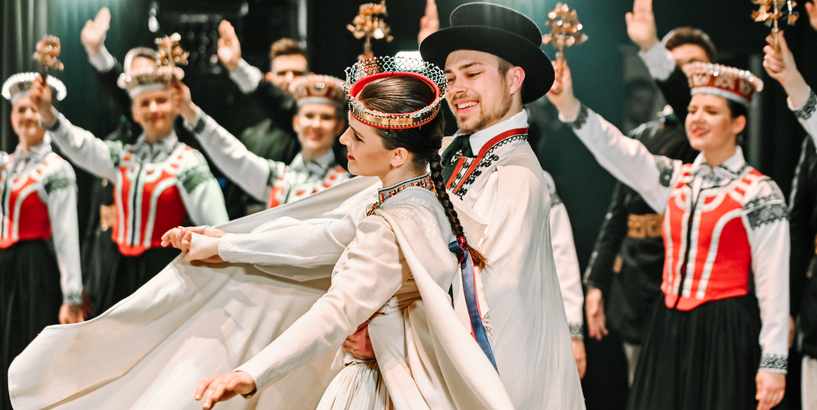 Dejo Rīgas Tehniskās universitātes tautas deju ansamblis “Vektors” 
