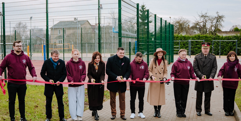Dārzciema vidusskolā jauns sporta laukums un valsts aizsardzības mācības klase