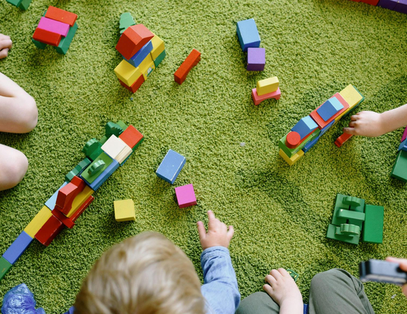 Rīgas pašvaldība aicina vecākus pieteikt bērnus bezmaksas pirmsskolas izglītības programmai privātajos bērnudārzos