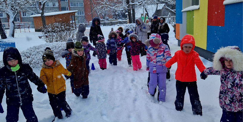 Bērnudārza bērni, rokās sadevušies, dodas uz Ziemas sporta svētkiem
