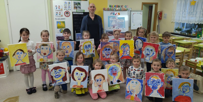 Rīgas 112. pirmsskolas izglītības iestādes bērni kopā ar gleznotāju Kārli Zālīti pēc meistarklases