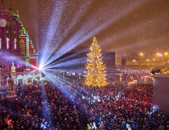 Ar līksmām svinībām Vecrīgas laukumos sagaidīts 2026. gads