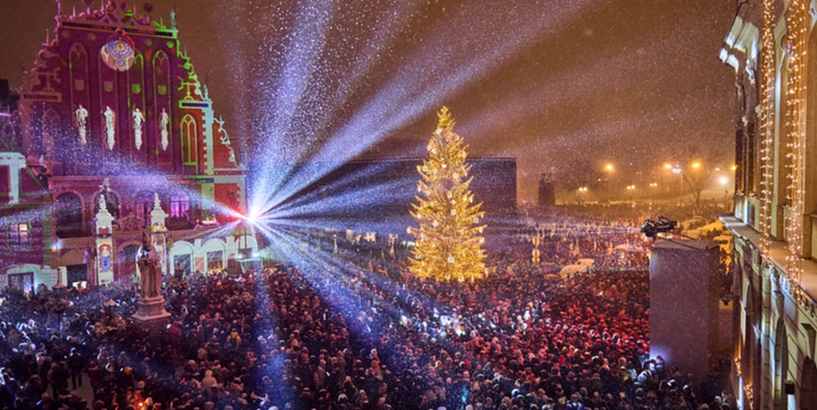 Ar līksmām svinībām Vecrīgas laukumos sagaidīts 2026. gads