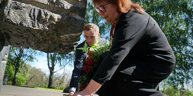 Rīgas domes vadība piemin komunistiskā genocīda upurus