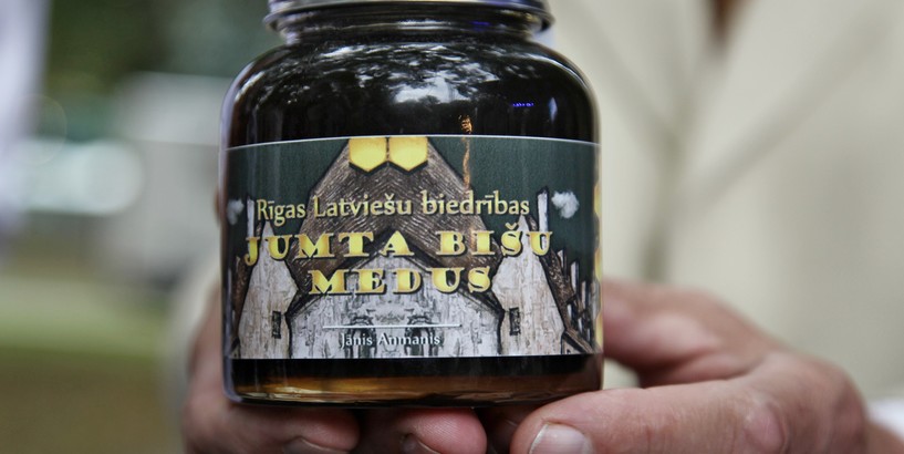 Apbalvoti Rīgas Latviešu biedrības jumta bišu projekta uzvarētāji
