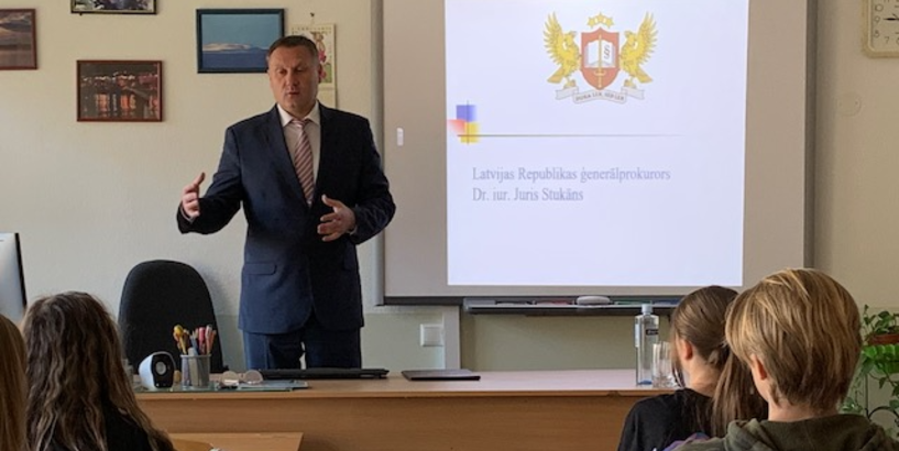 Rīgas 21. vidusskolas skolēnu tikšanās ar ģenerālprokuroru Juri Stukānu