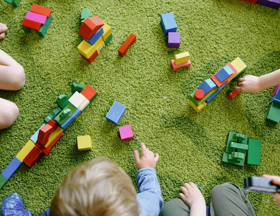 Rīgas pašvaldība aicina vecākus pieteikt bērnus bezmaksas pirmsskolas izglītības programmai privātajos bērnudārzos