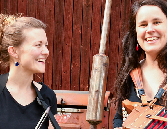 Zviedru taustiņarfiste un beļģu akordeoniste neierastā instrumentu saspēlē VEF Kultūras pilī