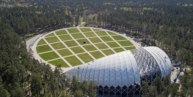Mežaparka Lielās estrādes kupolā ieklāj membrānas jumta segumu 