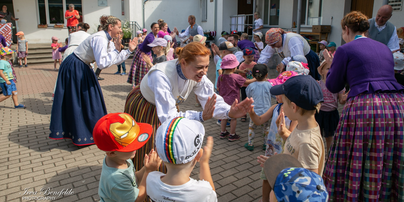 Dziesmu un deju svētki Rīgas 49. pirmsskolas izglītības iestādes pagalmā