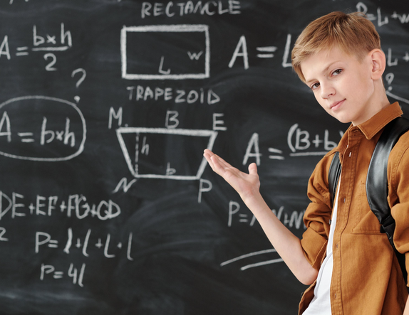 Zēns pie tāfeles ar matemātiskām formulām