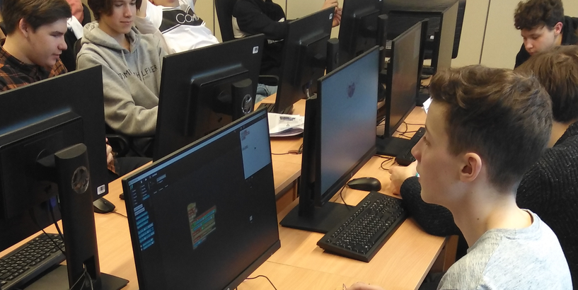 Rīgas Valsts 2. ģimnāzijas skolēni apgūst robotu veidošanu un  programmēšanu 