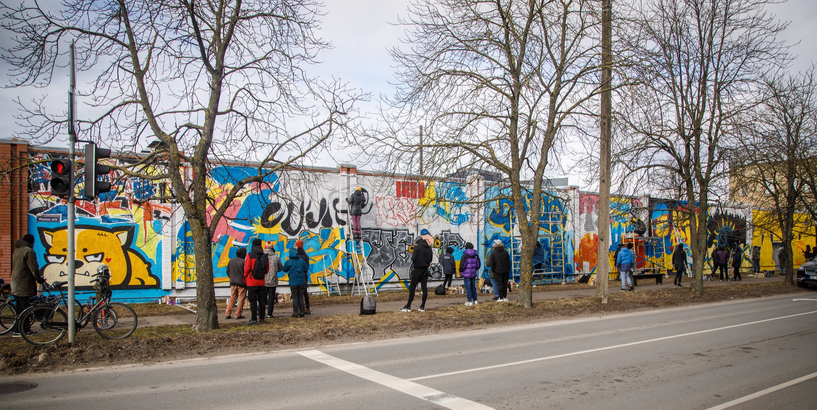 Desmitiem mākslinieku Rīgā apgleznos sienas, paužot atbalstu Ukrainai