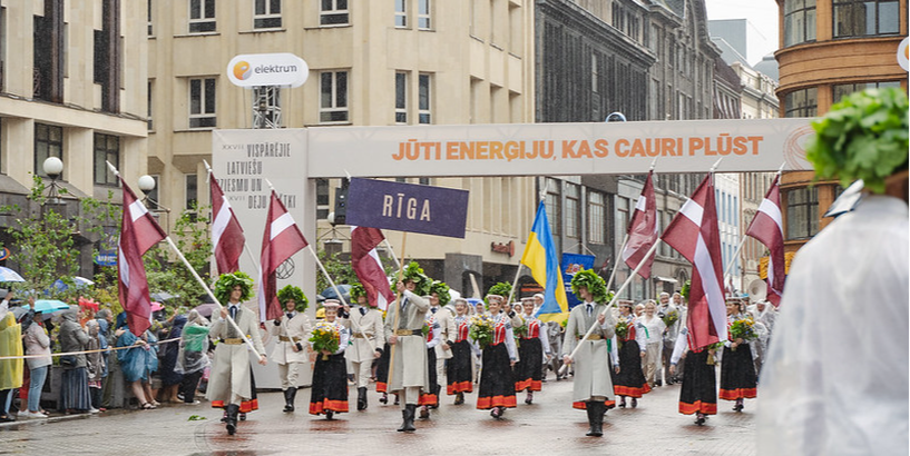 Rīgas dome plāno piešķirt naudas balvas pilsētas amatiermākslas kolektīviem par izciliem sasniegumiem Dziesmu un deju svētkos