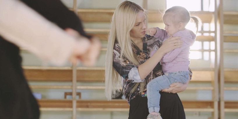 Iespējams ieskatīties dokumentālās filmas par ukraiņu bēgļu ģimenēm Latvijā materiālā