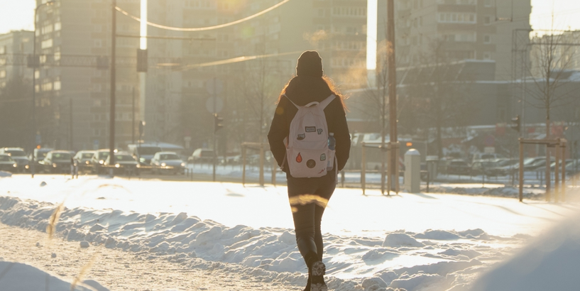 Meitene ar mugursomu plecā Rīgas mikrorajonā