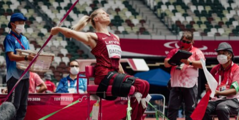 Diāna Dadzīte izcīna bronzu Tokijas paralimpiskajās spēlēs šķēpmešanā